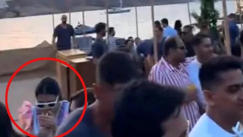 প্রকাশ্যে ধূমপান করলেন সাবেক অধিনায়ক মহেন্দ্র সিংহ ধোনির স্ত্রী
