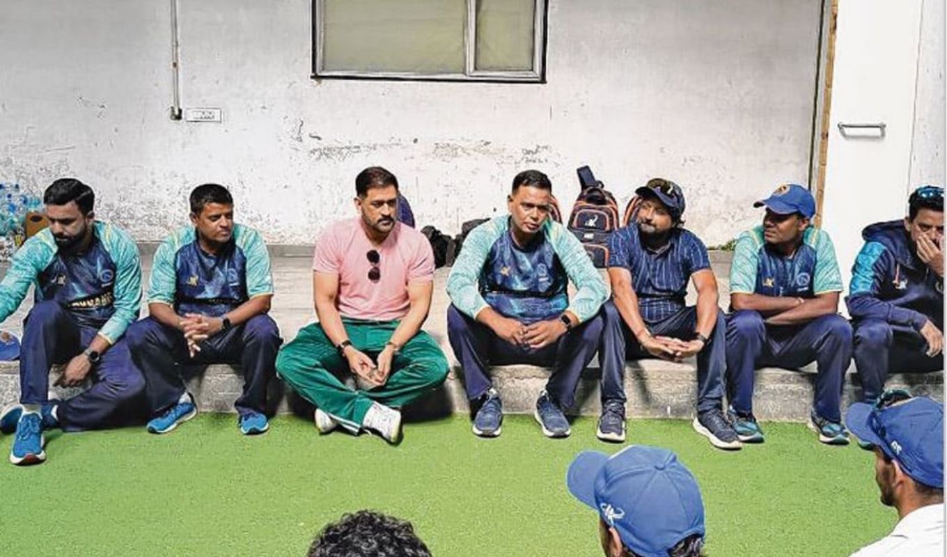 ঠিক অভিভাবকের মতো: অন্তরালে ঝাড়খণ্ড অনূর্ধ্ব-১৯ টিমকে “জয়মন্ত্র” ধোনির